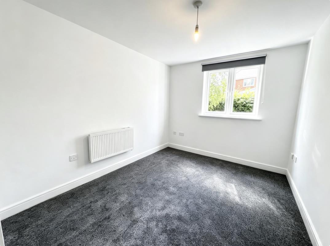 Flat Foxglove Way in Luton