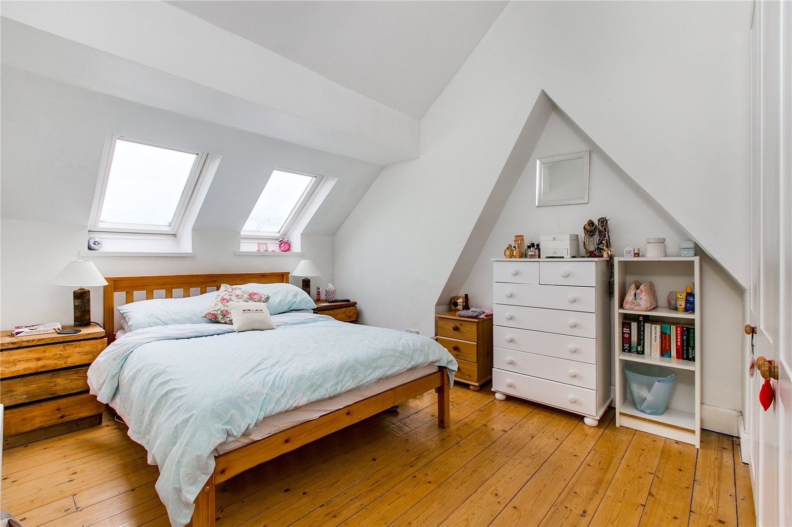 Flat Ravenslea Road in Greater London