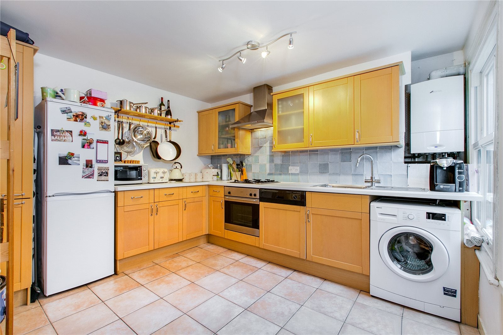Flat Ravenslea Road in Greater London