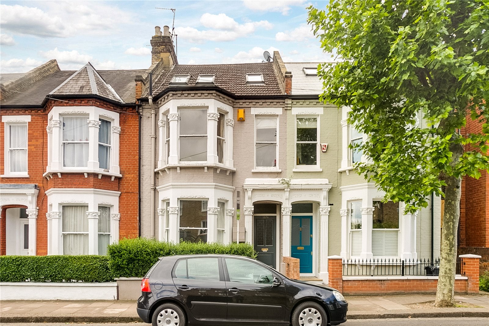 Flat Ravenslea Road in Greater London