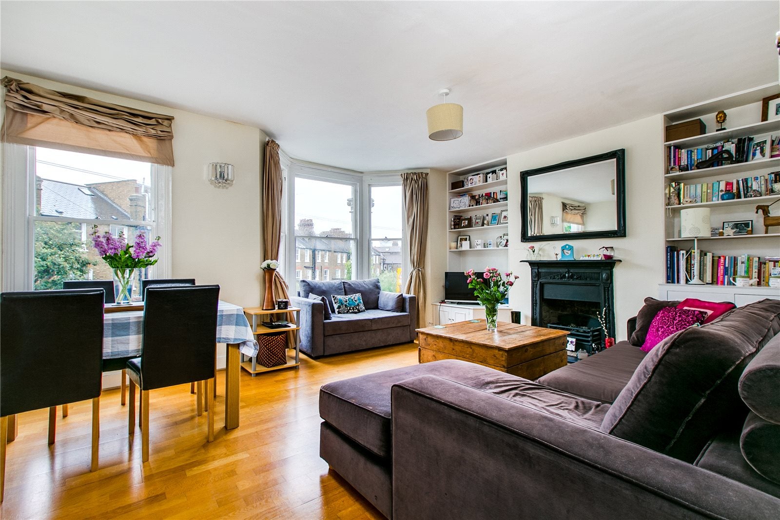Flat Ravenslea Road in Greater London