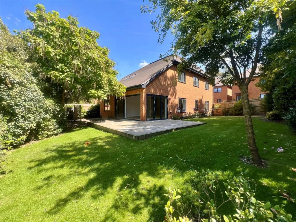 House Leatherhead Road in Mole Valley