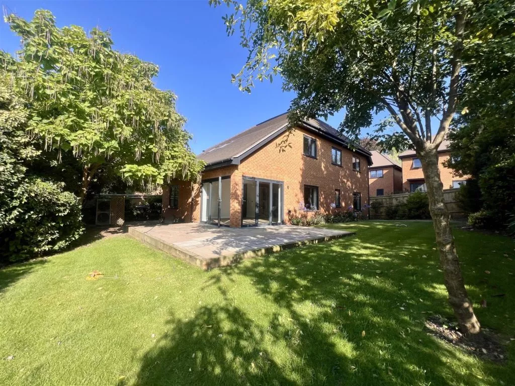 House Leatherhead Road in Mole Valley
