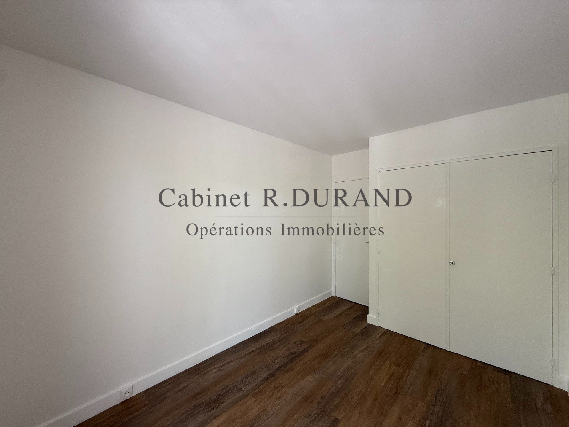 Flat Boulevard Saint-Denis in Courbevoie