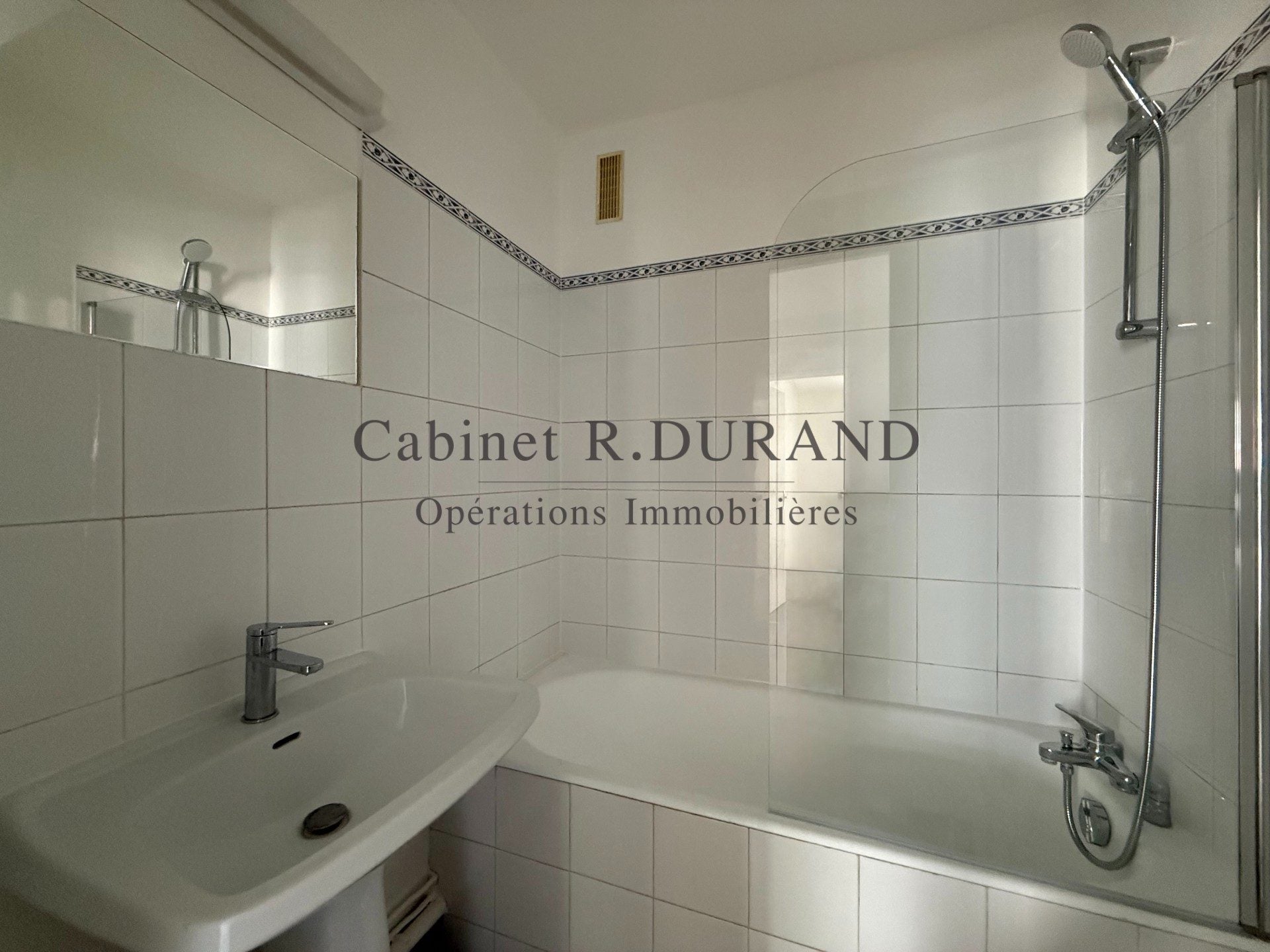 Flat Boulevard Saint-Denis in Courbevoie