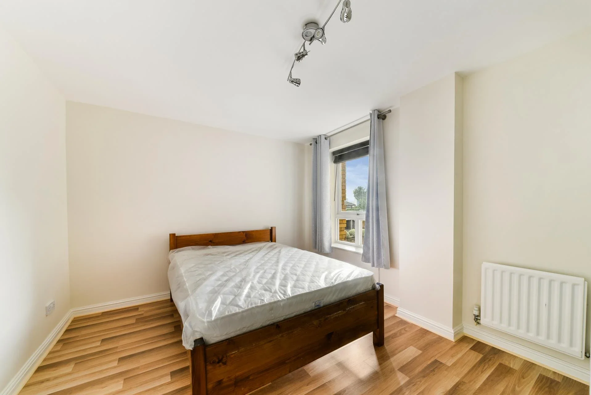 Flat Stewart Street in Greater London