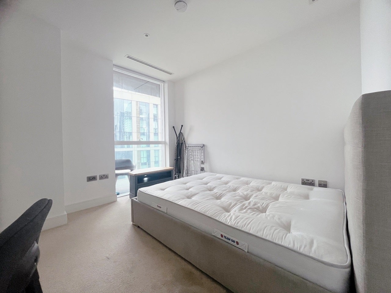 Flat Harbour Way in Greater London