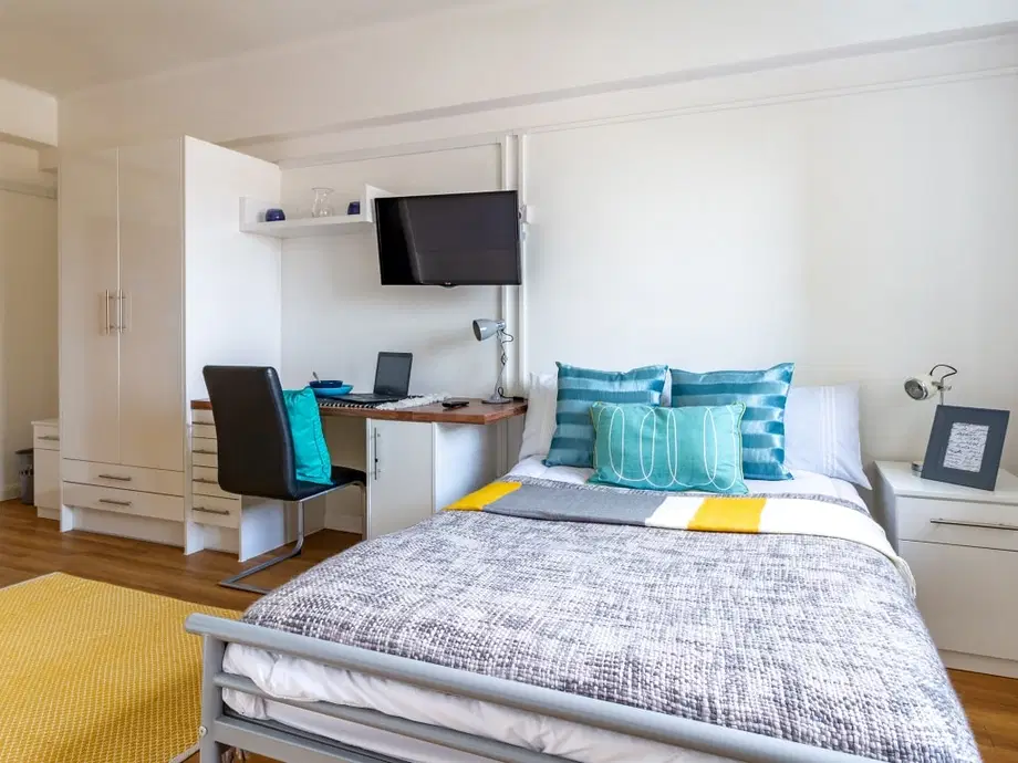 Flat Kensal Road in Greater London