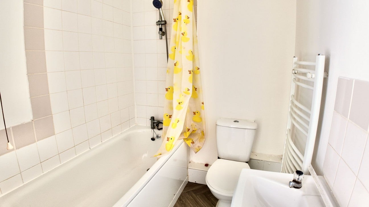 Flat Victoria Road in Pengam