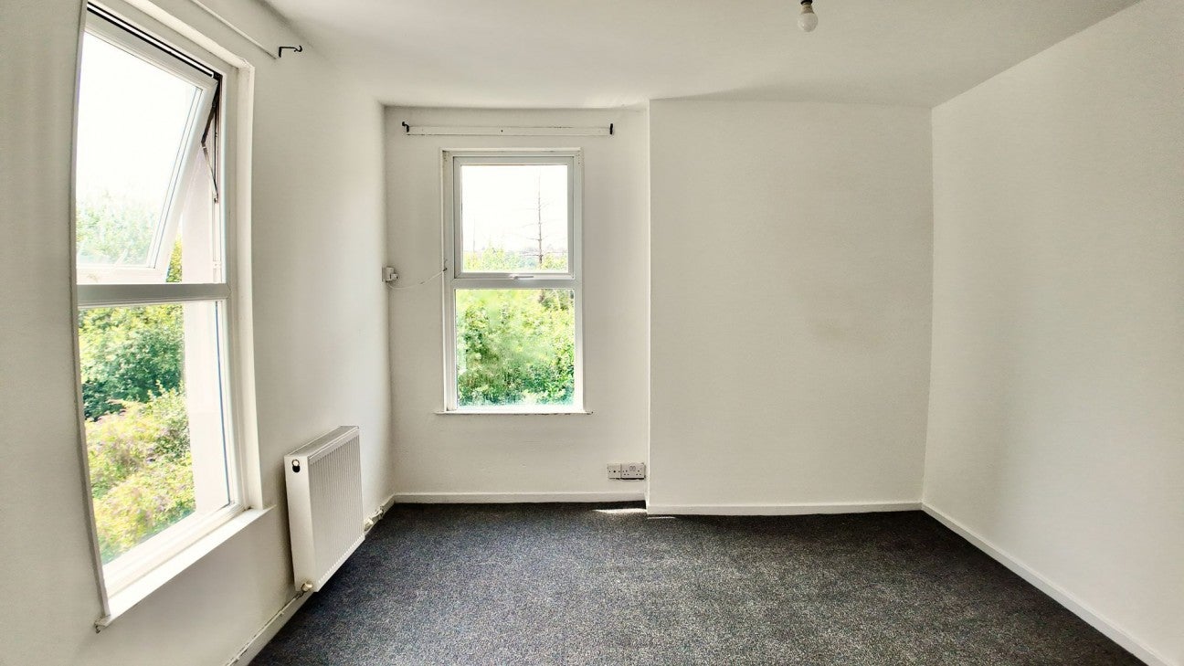 Flat Victoria Road in Pengam