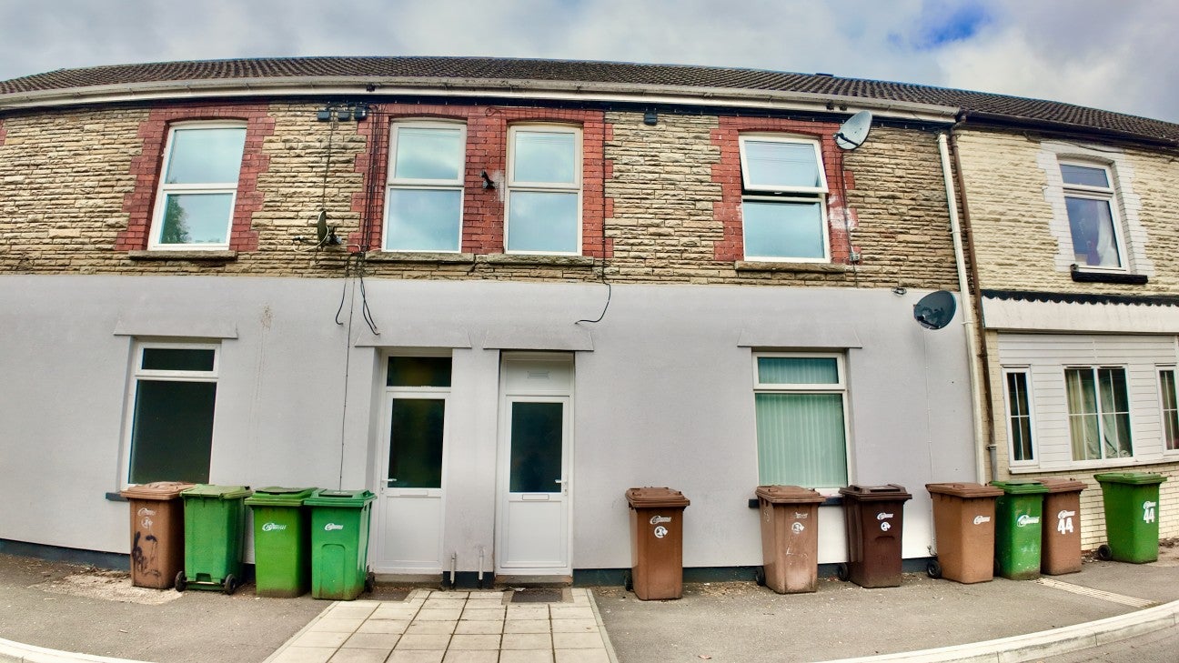 Flat Victoria Road in Pengam