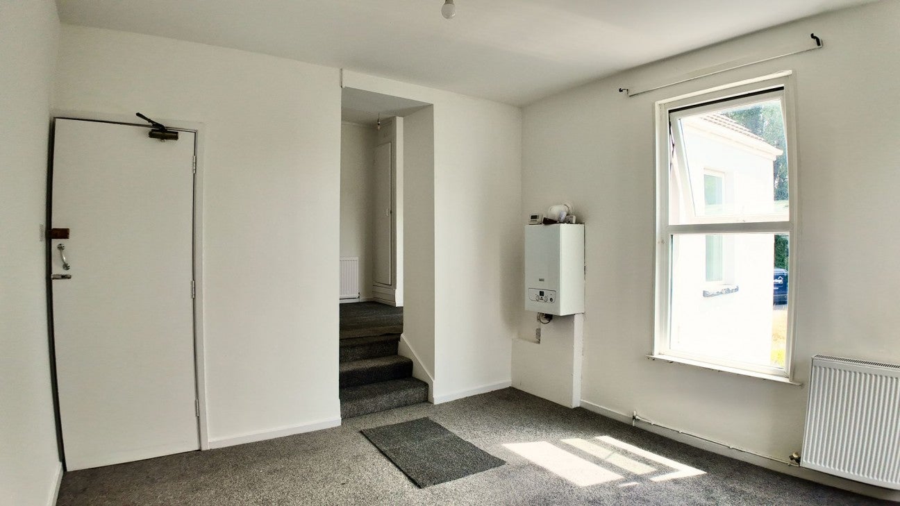 Flat Victoria Road in Pengam