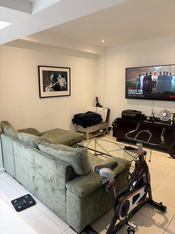 Flat Broughton Road in Greater London
