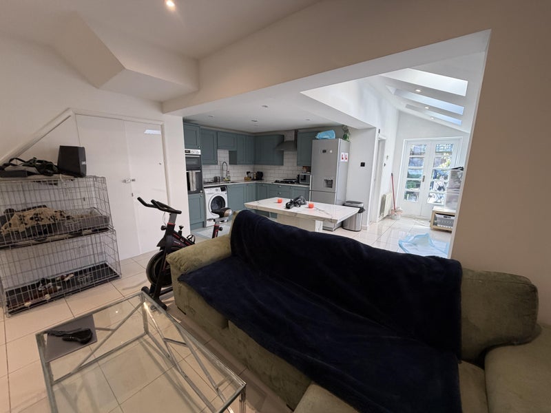Flat Broughton Road in Greater London