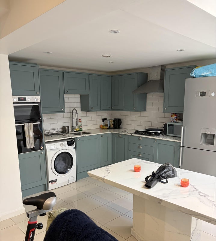 Flat Broughton Road in Greater London