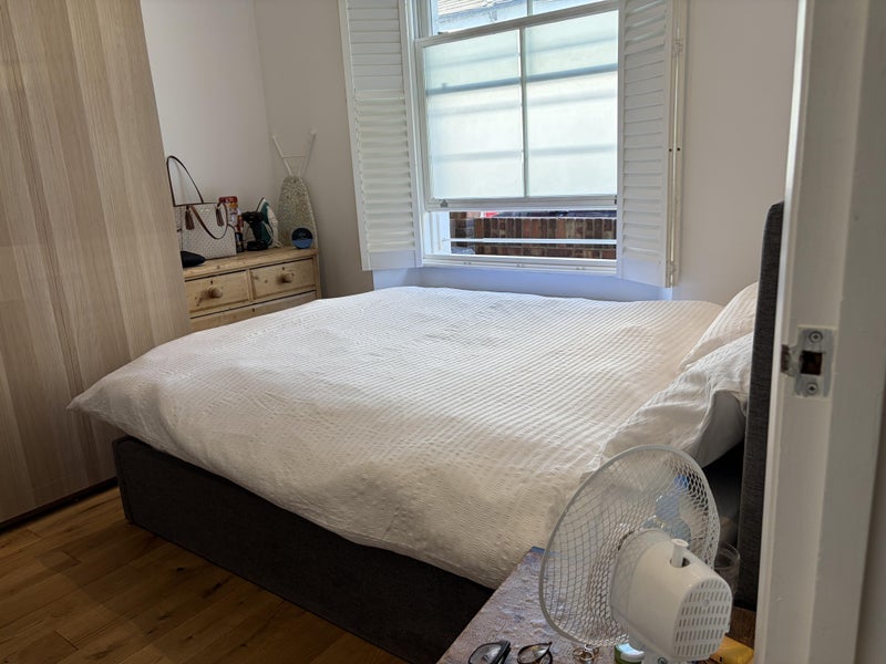 Flat Broughton Road in Greater London