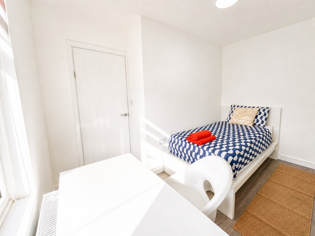 Room Mandeville Road in Greater London