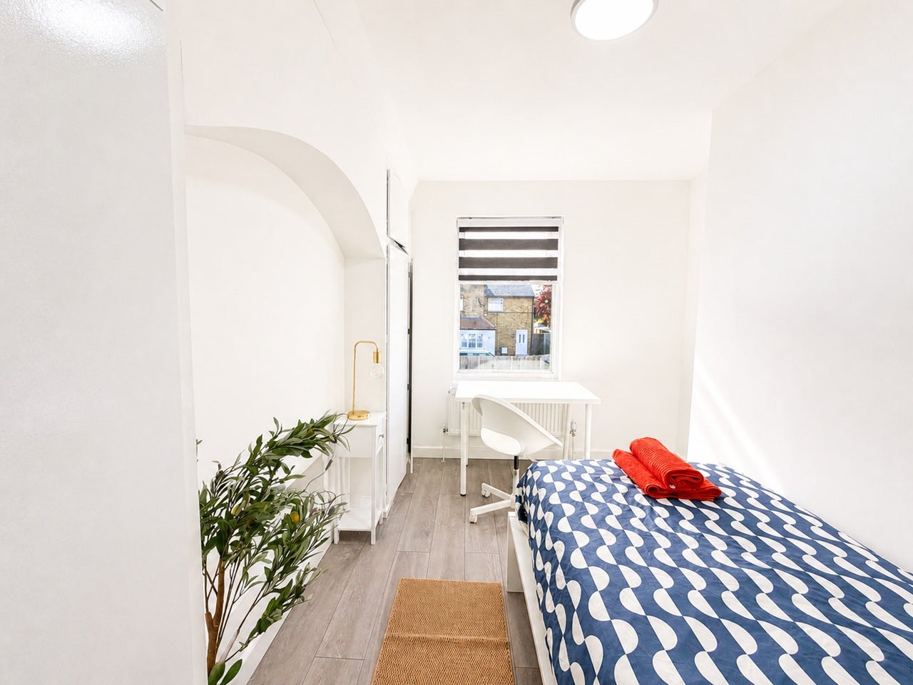 Room Mandeville Road in Greater London