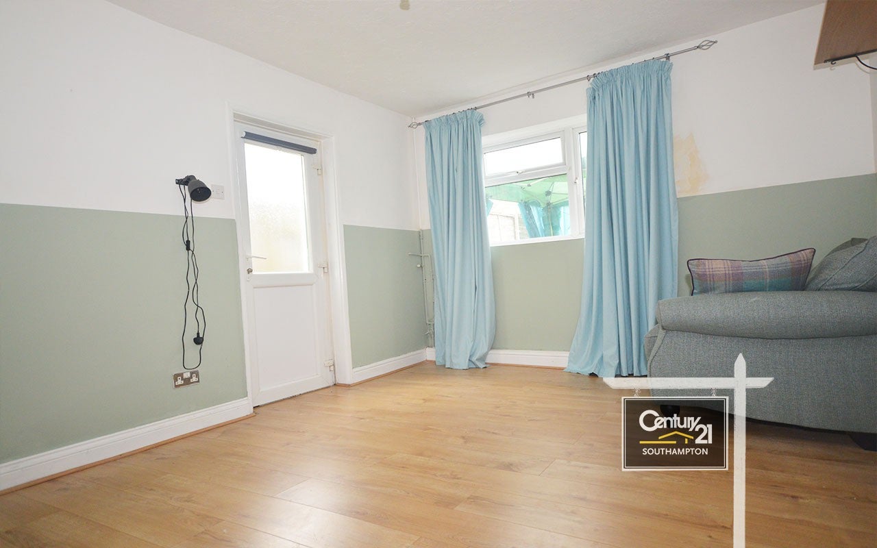 Flat Millbrook Road West in Southampton