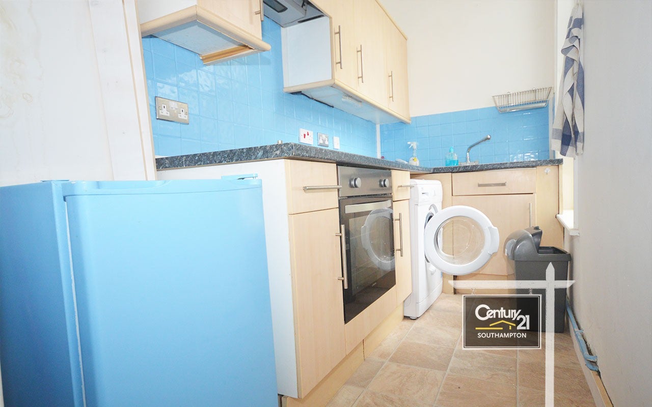 Flat Millbrook Road West in Southampton