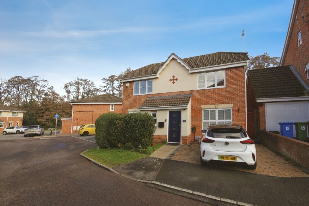 House Fitzroy Close in Bracknell