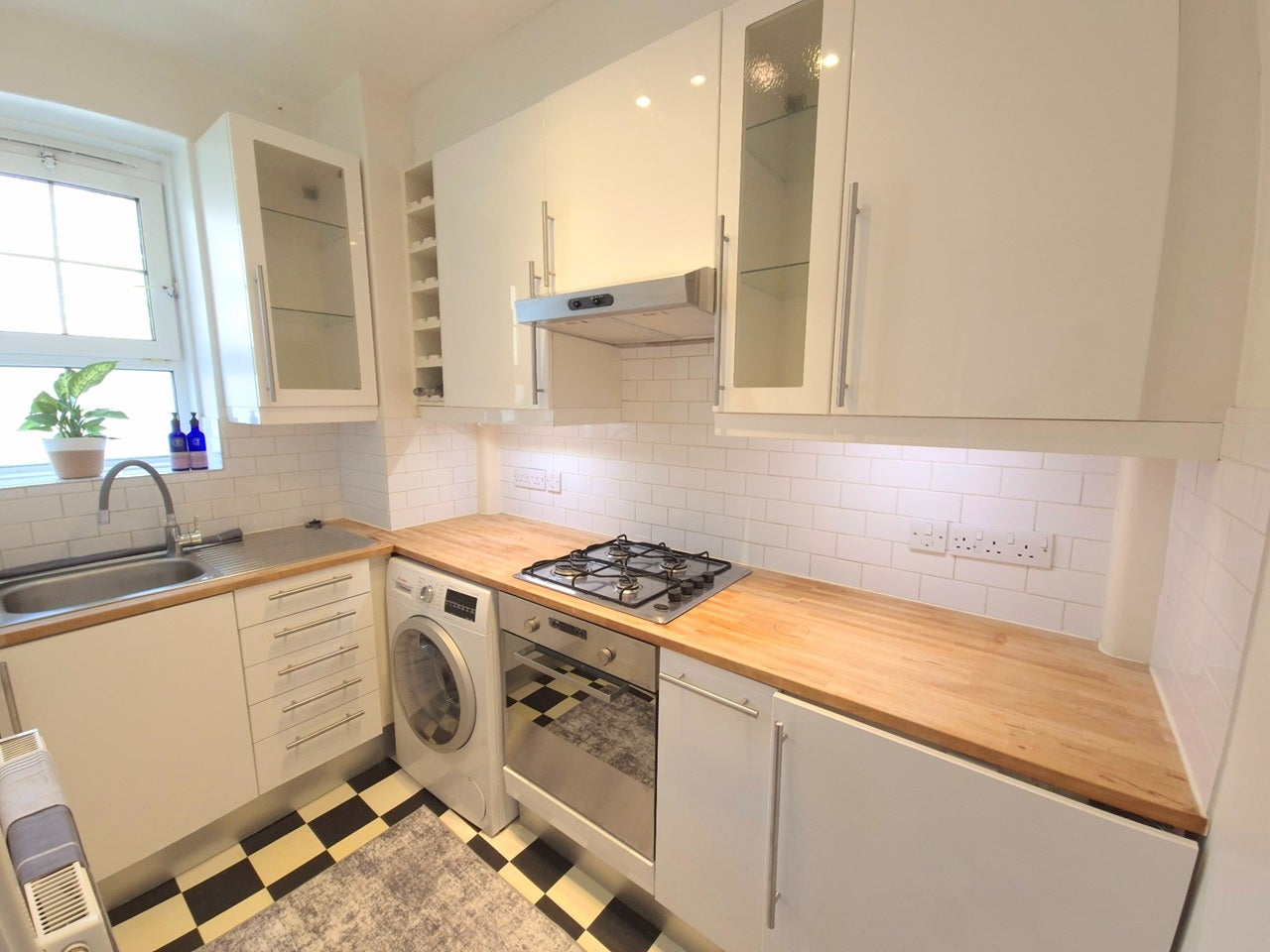 Flat Hazellville Road in Greater London