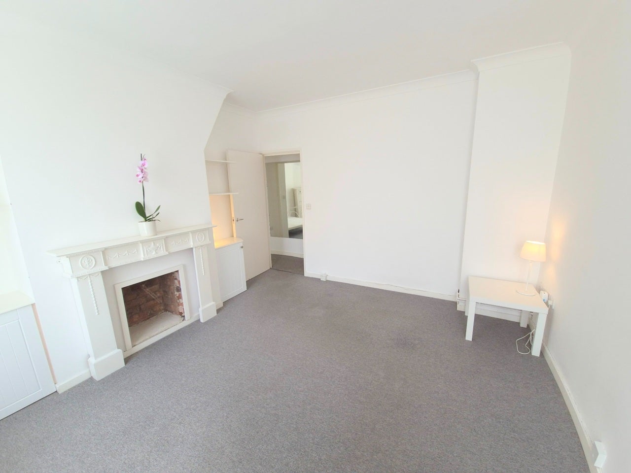 Flat Hazellville Road in Greater London