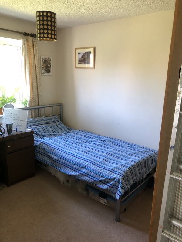 Room Stonelea Court in Leeds