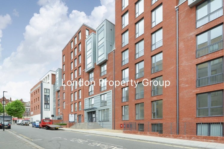 Flat Blairderry Road in Greater London