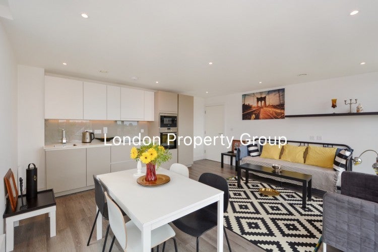 Flat Blairderry Road in Greater London