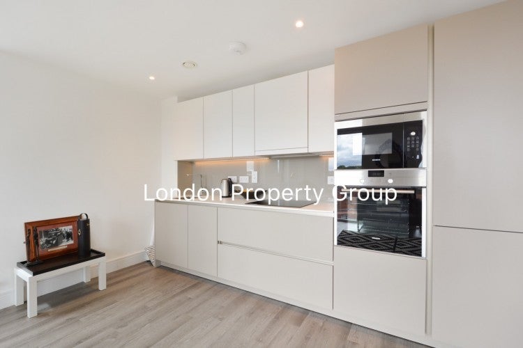 Flat Blairderry Road in Greater London