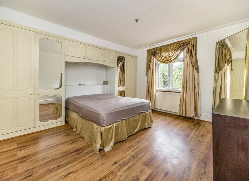 House Hollyview Close in Greater London