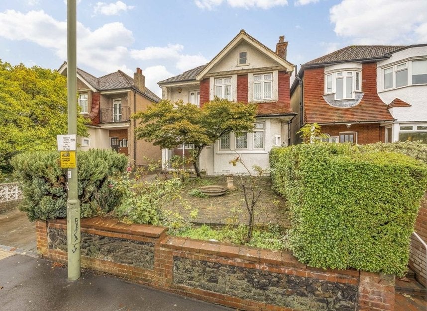 House Hollyview Close in Greater London
