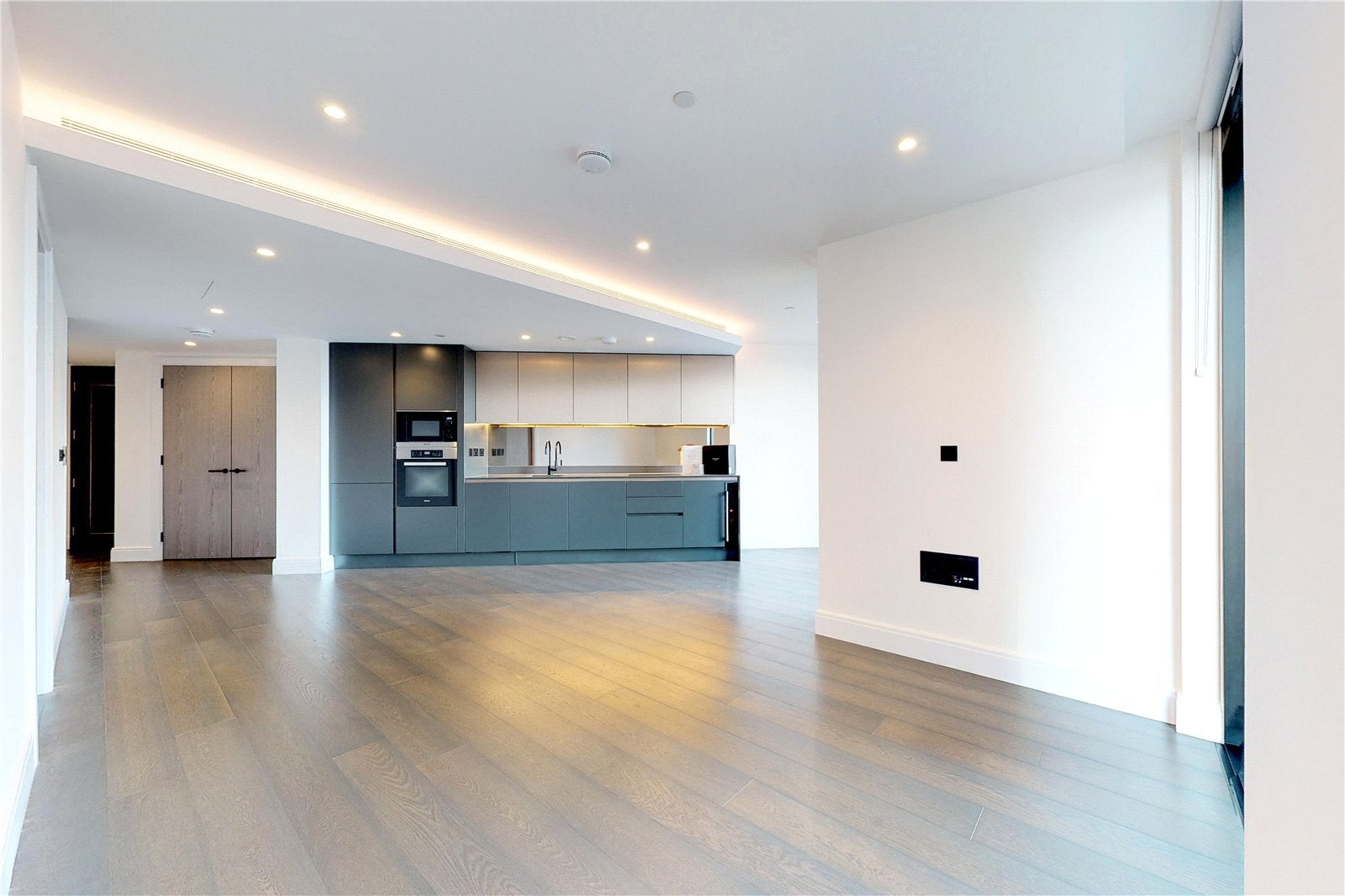 Flat Albert Embankment in Greater London