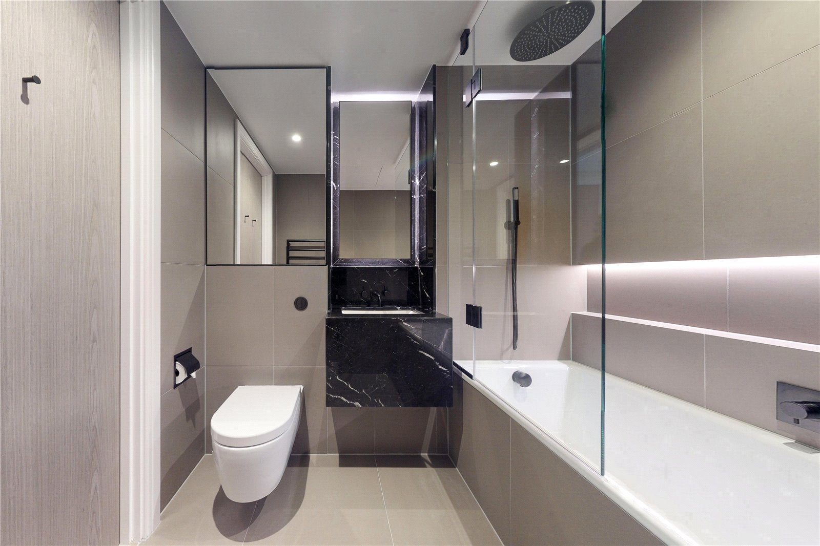 Flat Albert Embankment in Greater London