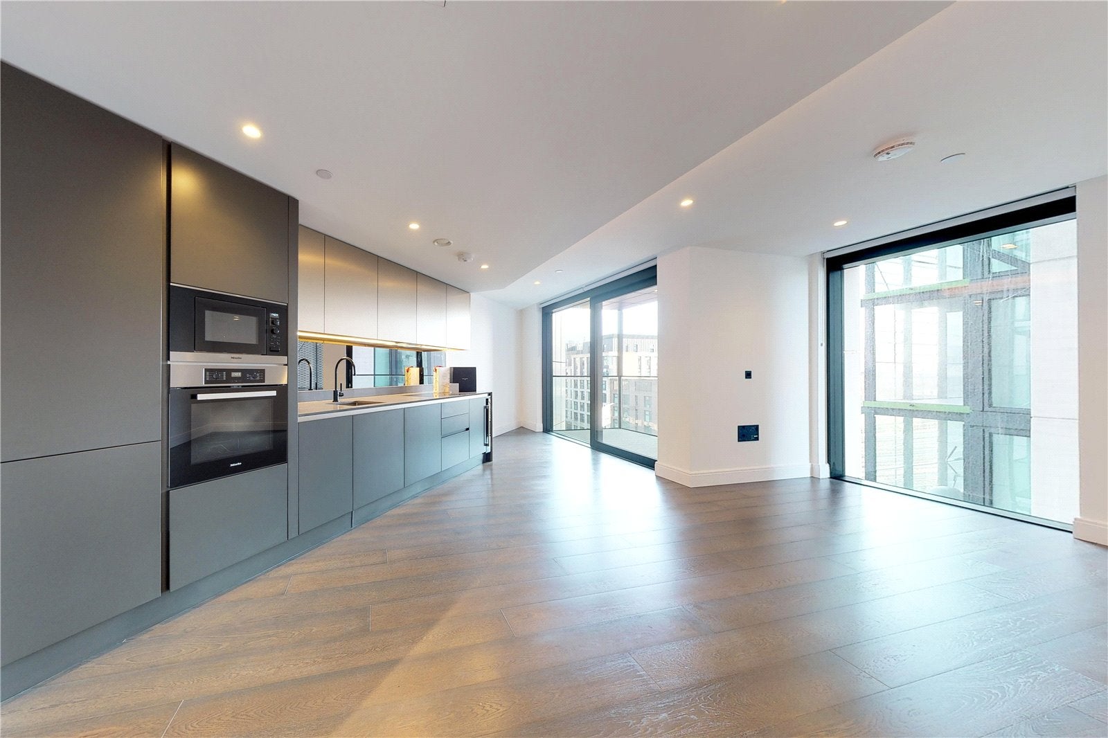 Flat Albert Embankment in Greater London