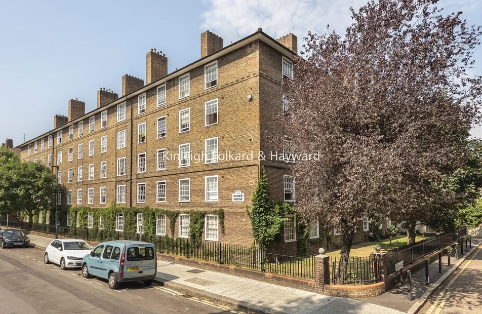 Flat Bowling Green Street in Greater London