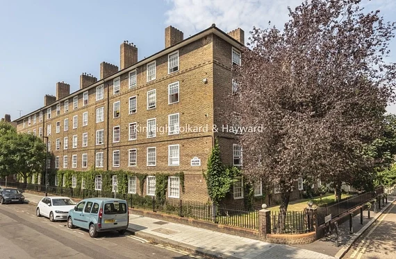 Flat Bowling Green Street in Greater London