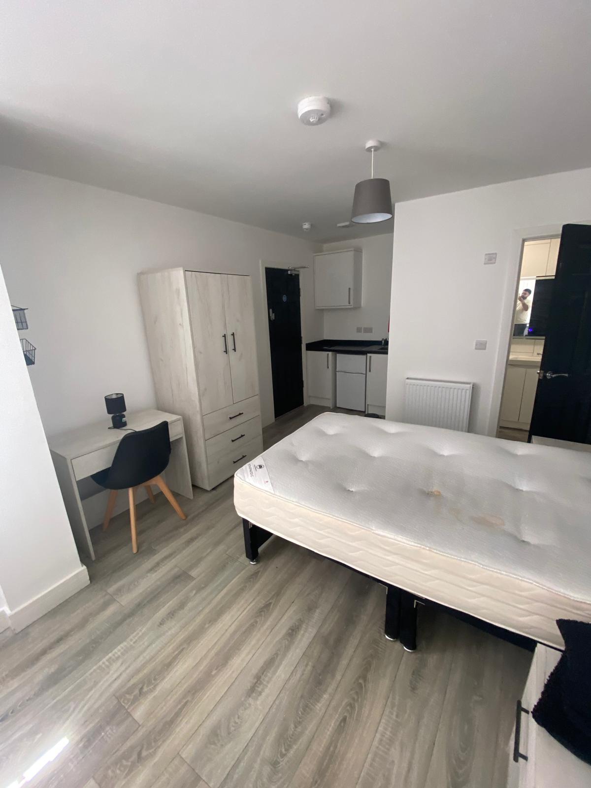Room Queen's Road in Stoke-On-Trent