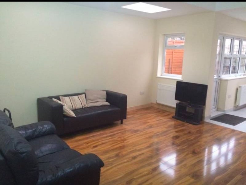 Room High Road Leyton in Greater London
