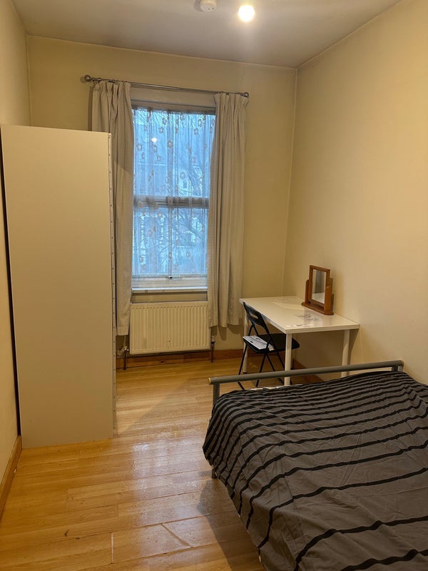 Room High Road Leyton in Greater London
