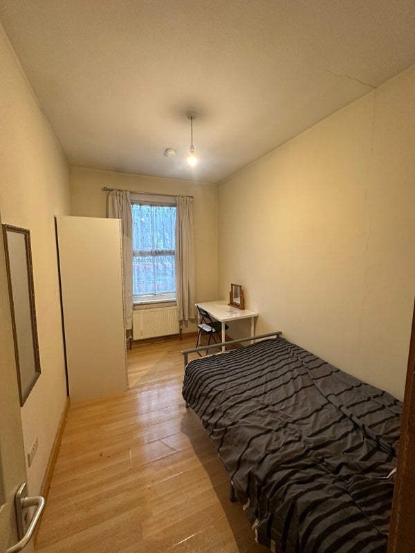 Room High Road Leyton in Greater London