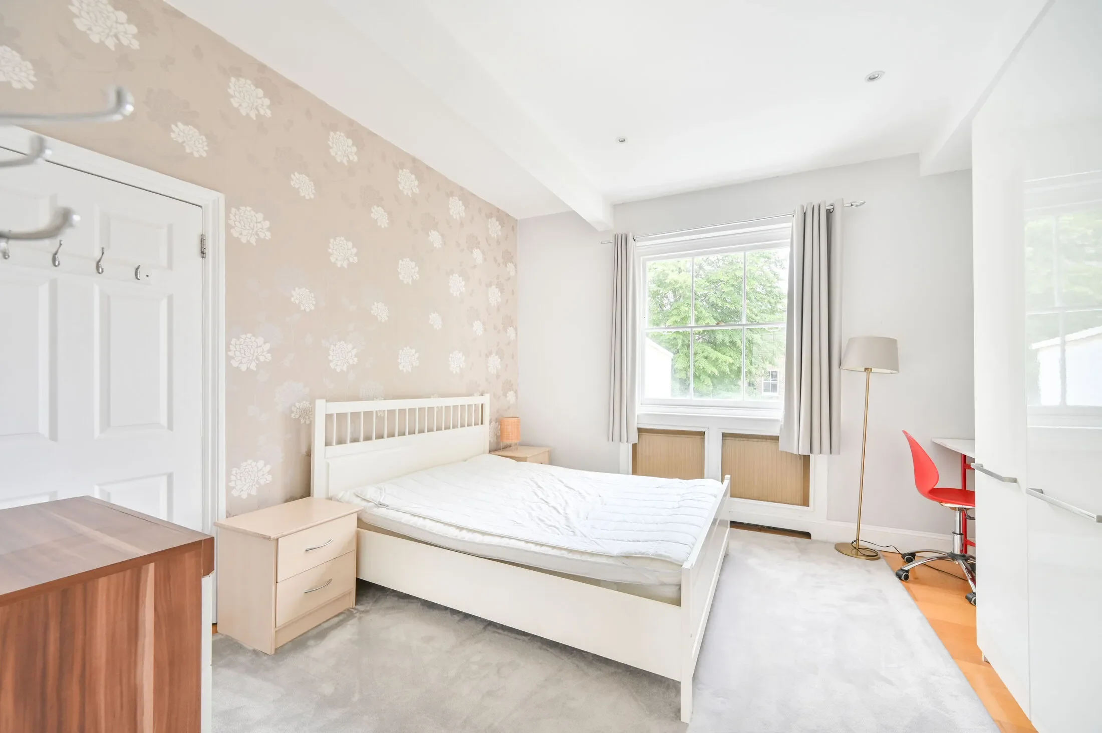 Flat Russell Road in Greater London