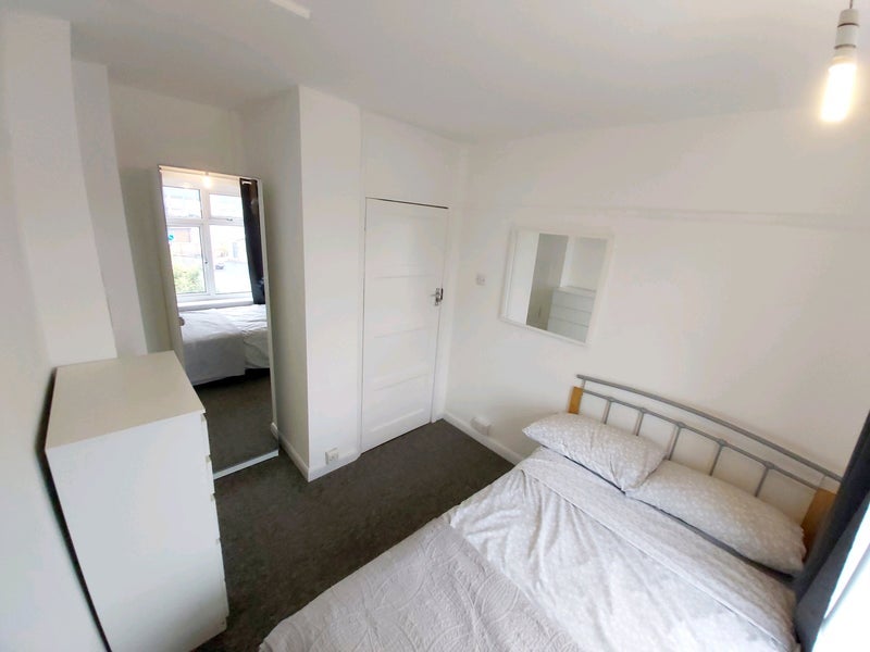 Room Charborough Road in Bristol