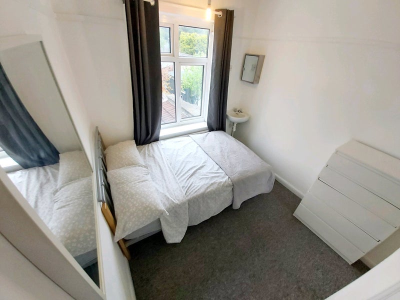 Room Charborough Road in Bristol