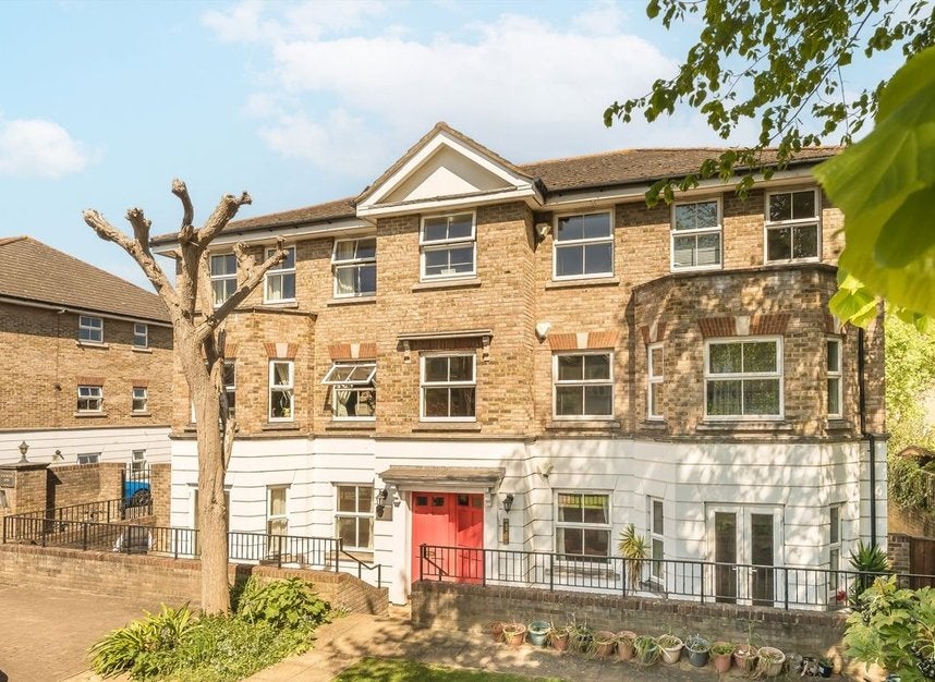Flat Upper Richmond Road in Greater London