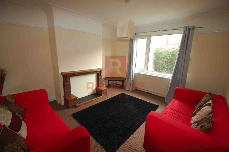 Flat Estcourt Terrace in Leeds