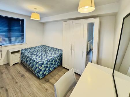 Room Reeves Avenue in Newcastle-under-Lyme