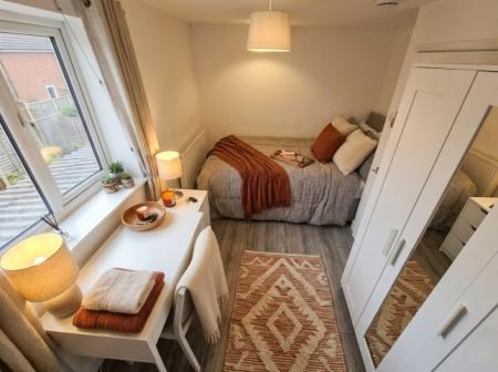 Room Reeves Avenue in Newcastle-under-Lyme
