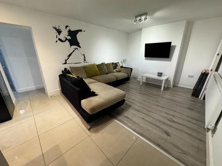 Room Reeves Avenue in Newcastle-under-Lyme